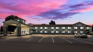 A Best Western hotel with a large parking lot and an archway entrance. - Best Western Cottage Grove Inn (Cottage Grove)