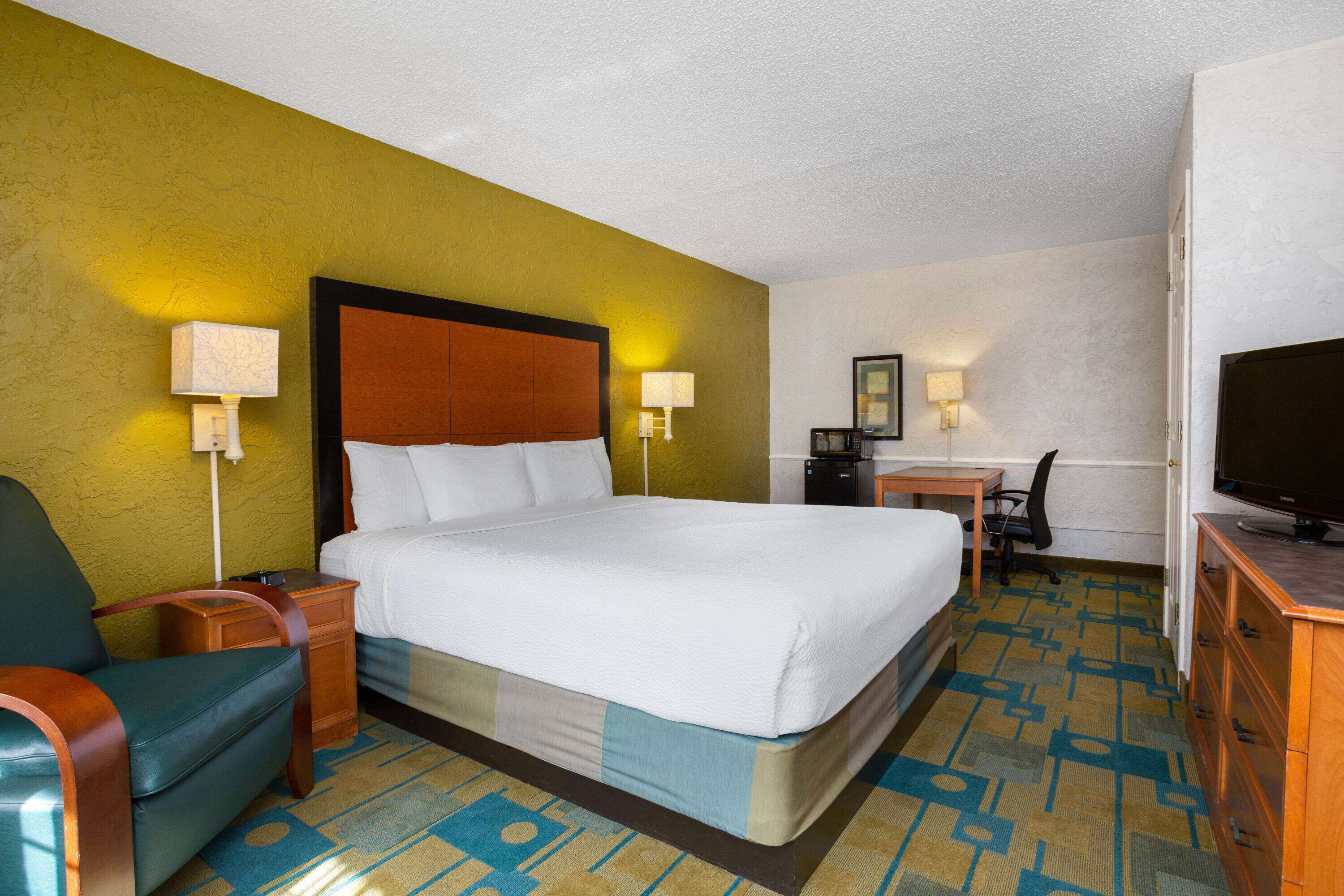 deluxe room, 1 king bed, non smoking | pillow-top beds, desk, blackout curtains, iron/ironing board