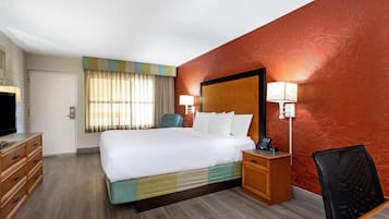 Colchones con acolchado adicional, escritorio, cortinas opacas