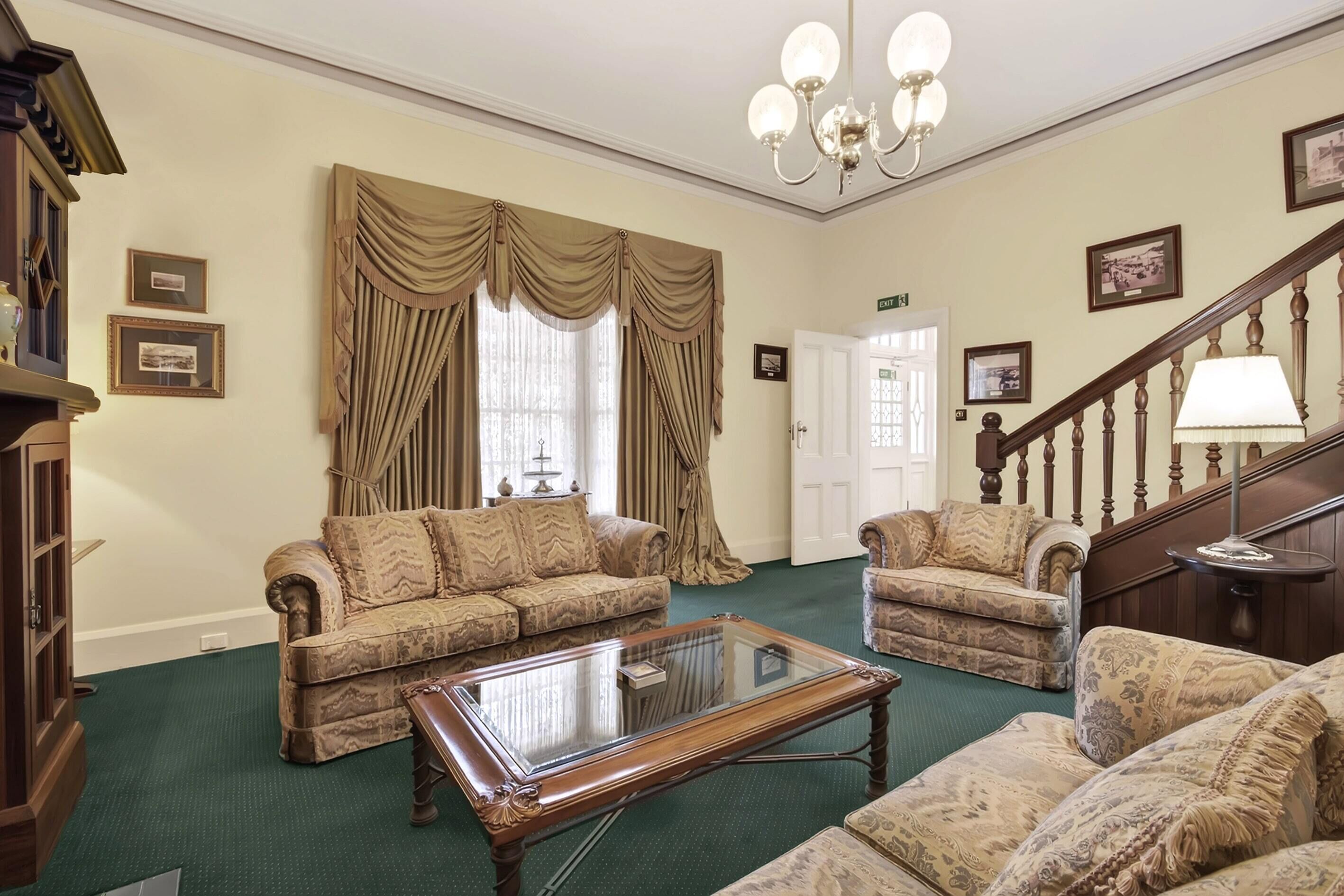 Traditional Suite, 1 Queen Bed, Jetted Tub (Adults Only) | Living area