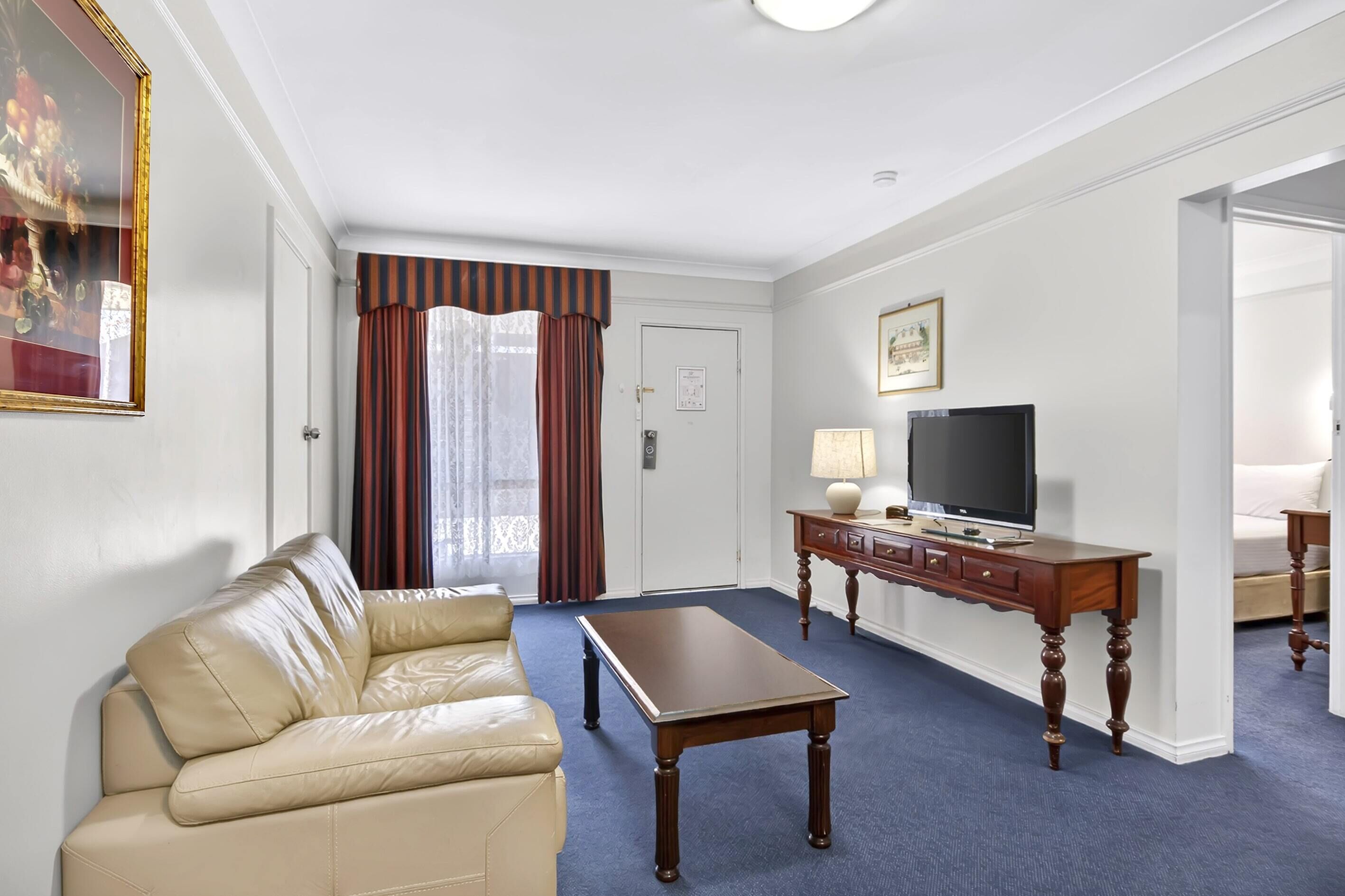 Spa Suite with King Bed  | Living area | 32-inch LED TV with digital channels, TV