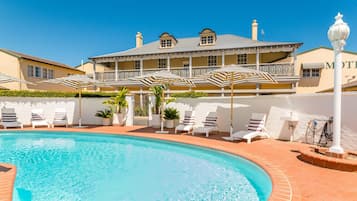 Una piscina al aire libre (de 07:00 a 19:30), sombrillas, tumbonas