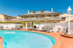 Outdoor pool, open 7:00 AM to 7:30 PM, pool umbrellas, pool loungers - The Clifton Motel (Bunbury)