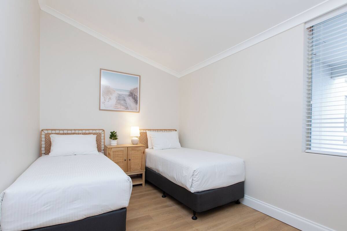 Premium Apartment, 2 Bedrooms | Premium bedding, iron/ironing board, WiFi (free), bed sheets