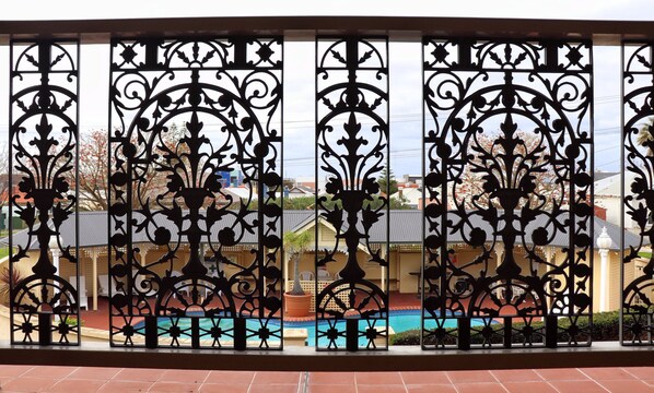 室外泳池;07:00 至 19:30 開放;泳池傘、躺椅