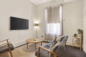 Apartament, 2 dormitoris | Sala d'estar | Televisor LED de 32 polzades amb canals digitals i televisor 
