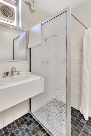 Chambre avec lits jumeaux, plusieurs lits | Salle de bain