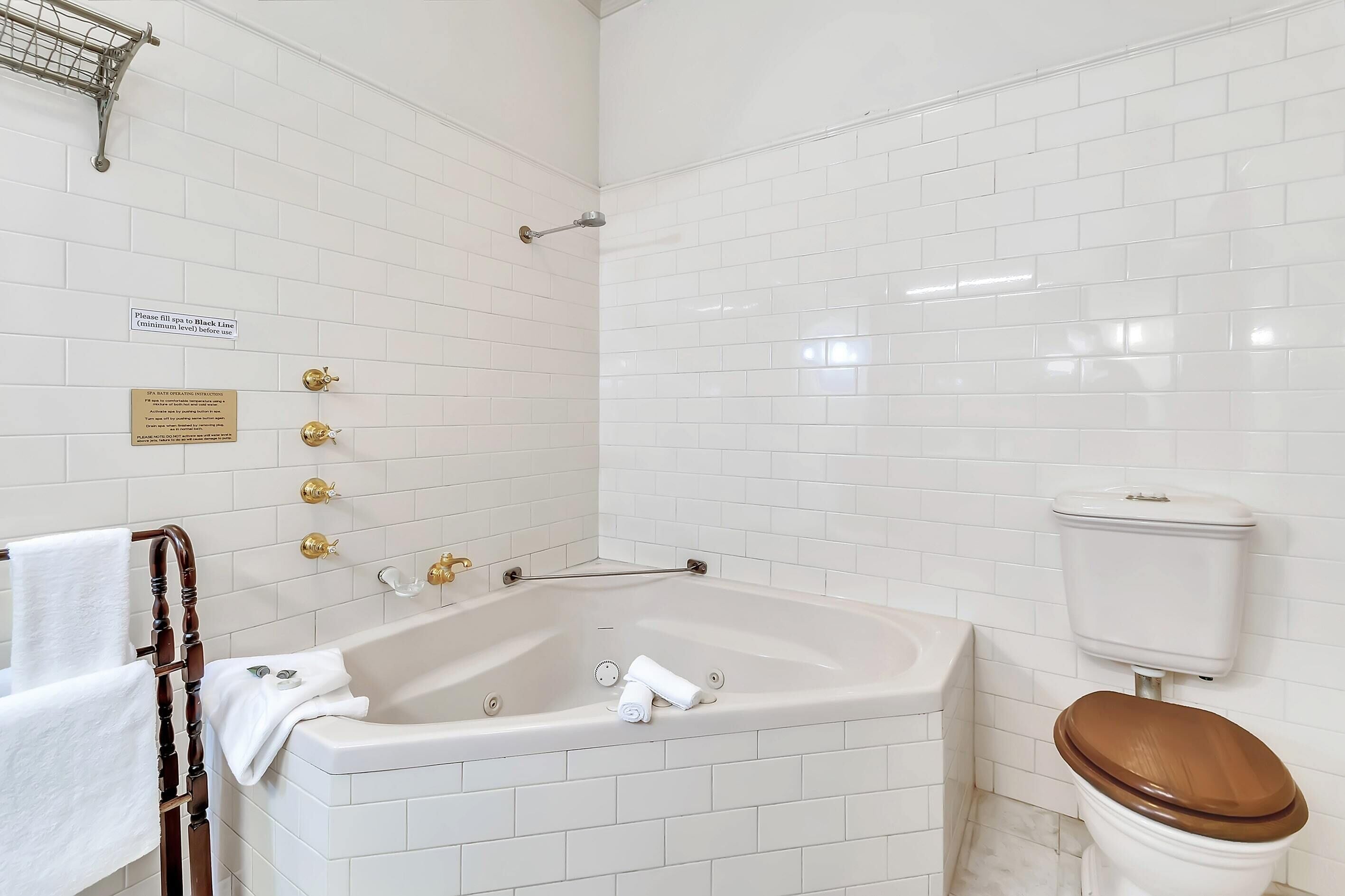 Traditional Suite, 1 Queen Bed, Jetted Tub (Adults Only) | Bathroom | Free toiletries, hair dryer, towels