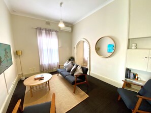 Familienzimmer, 2 Schlafzimmer | Wohnbereich | 32-Zoll-LED-Fernseher mit Digitalempfang, Fernseher