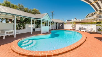 Una piscina al aire libre (de 07:00 a 19:30), sombrillas, tumbonas