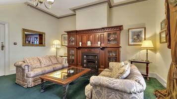 Traditional-Suite, 1 Queen-Bett, Whirlpool (Adults Only) | Hochwertige Bettwaren, Bügeleisen/Bügelbrett, kostenloses WLAN