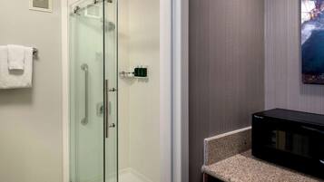 Combined shower/tub, free toiletries, hair dryer, towels