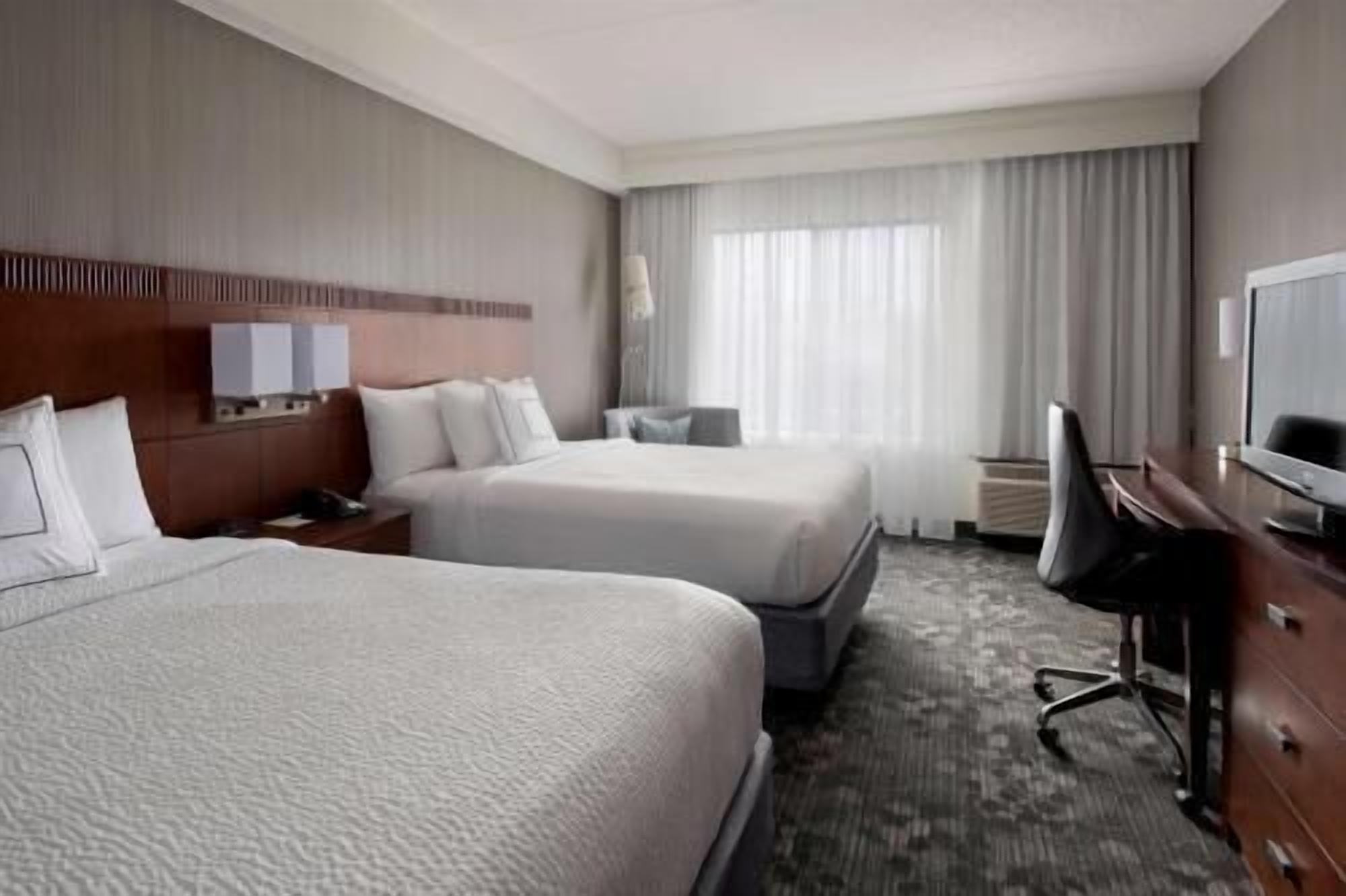 Ropa de cama de alta calidad, camas con pillow-top y escritorio 