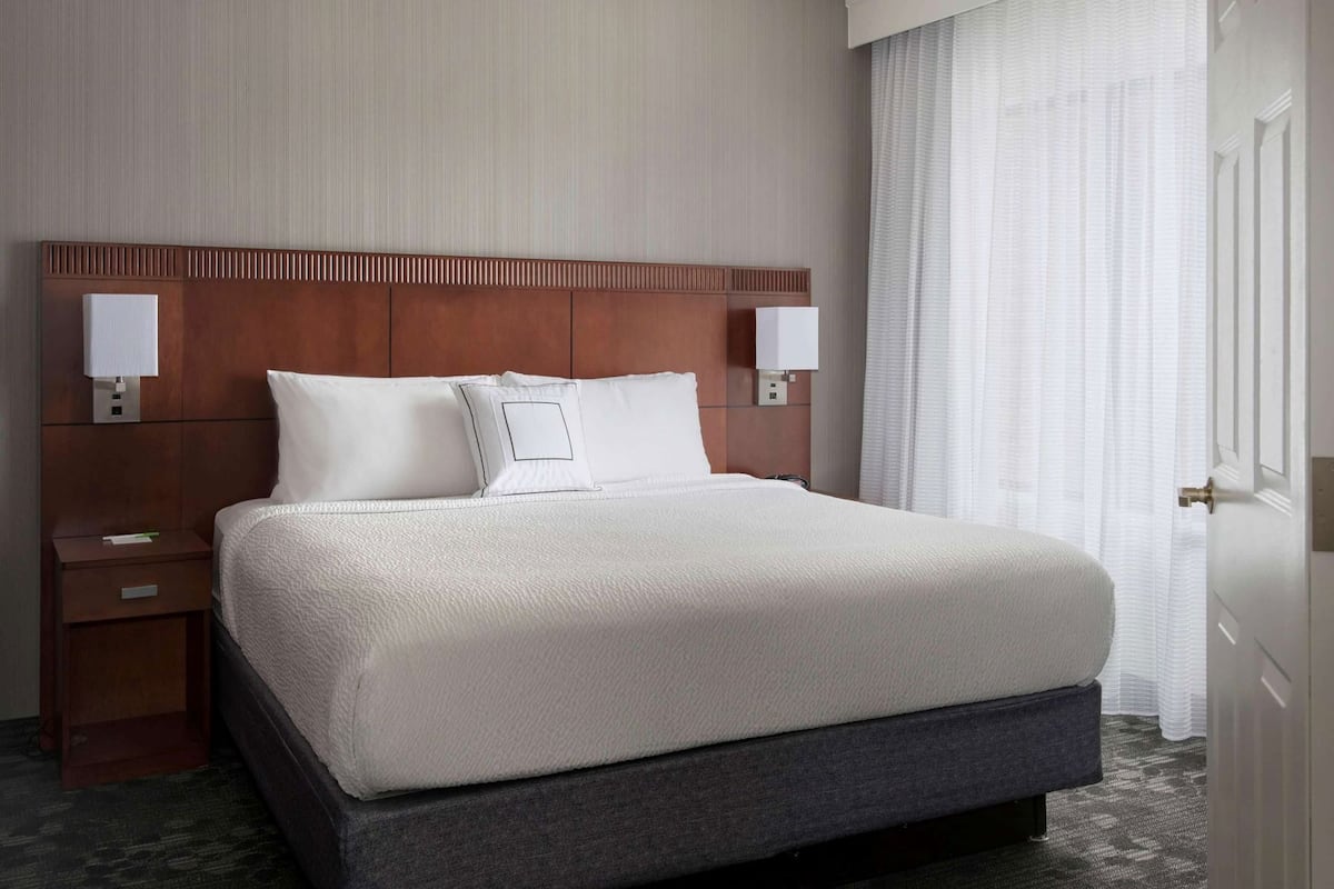 Ropa de cama de alta calidad, camas con pillow-top y escritorio