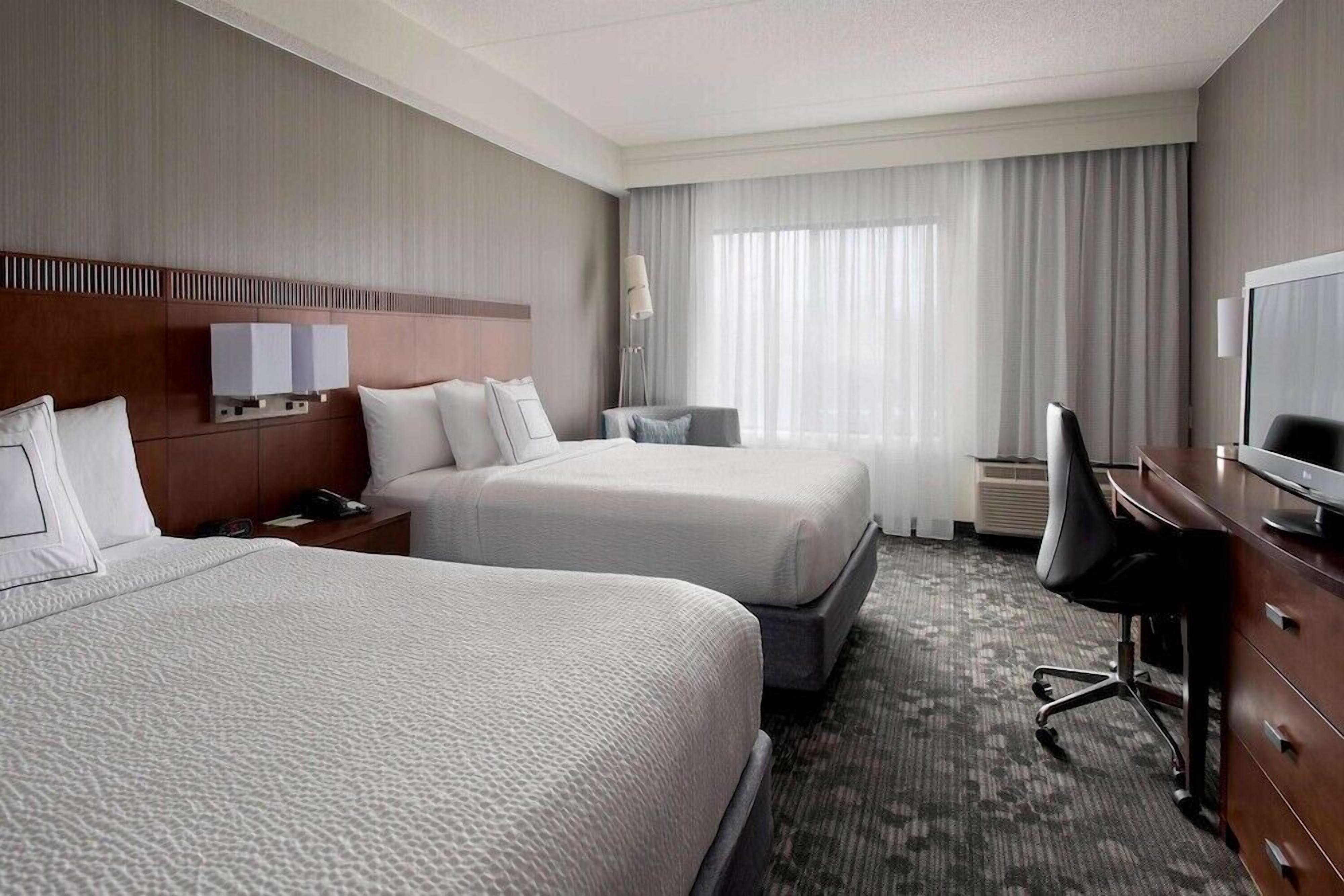 Ropa de cama de alta calidad, camas con pillow-top y escritorio 