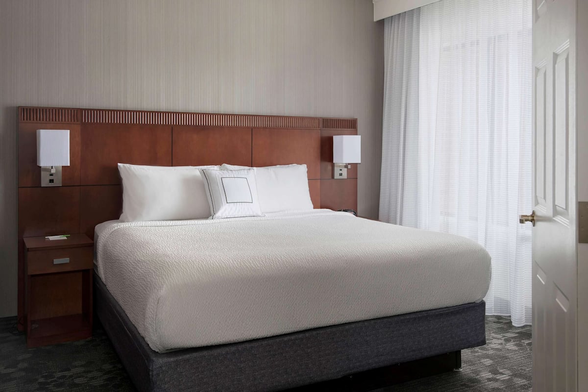 Premium bedding, pillowtop beds, desk, laptop workspace