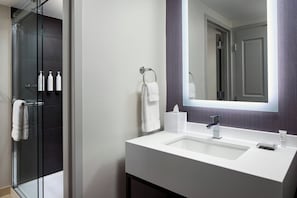 Suite presidencial, 1 cama King size | Baño | Tina con regadera, amenidades de baño de diseñador, secadora de cabello