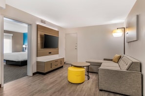 Suite, 1 cama King size y sofá cama, para no fumadores | Ropa de cama de alta calidad, decoración personalizada y escritorio