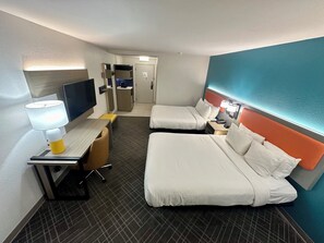 Habitación, 2 camas de matrimonio, no fumadores | Ropa de cama de alta calidad, decoración individual, escritorio