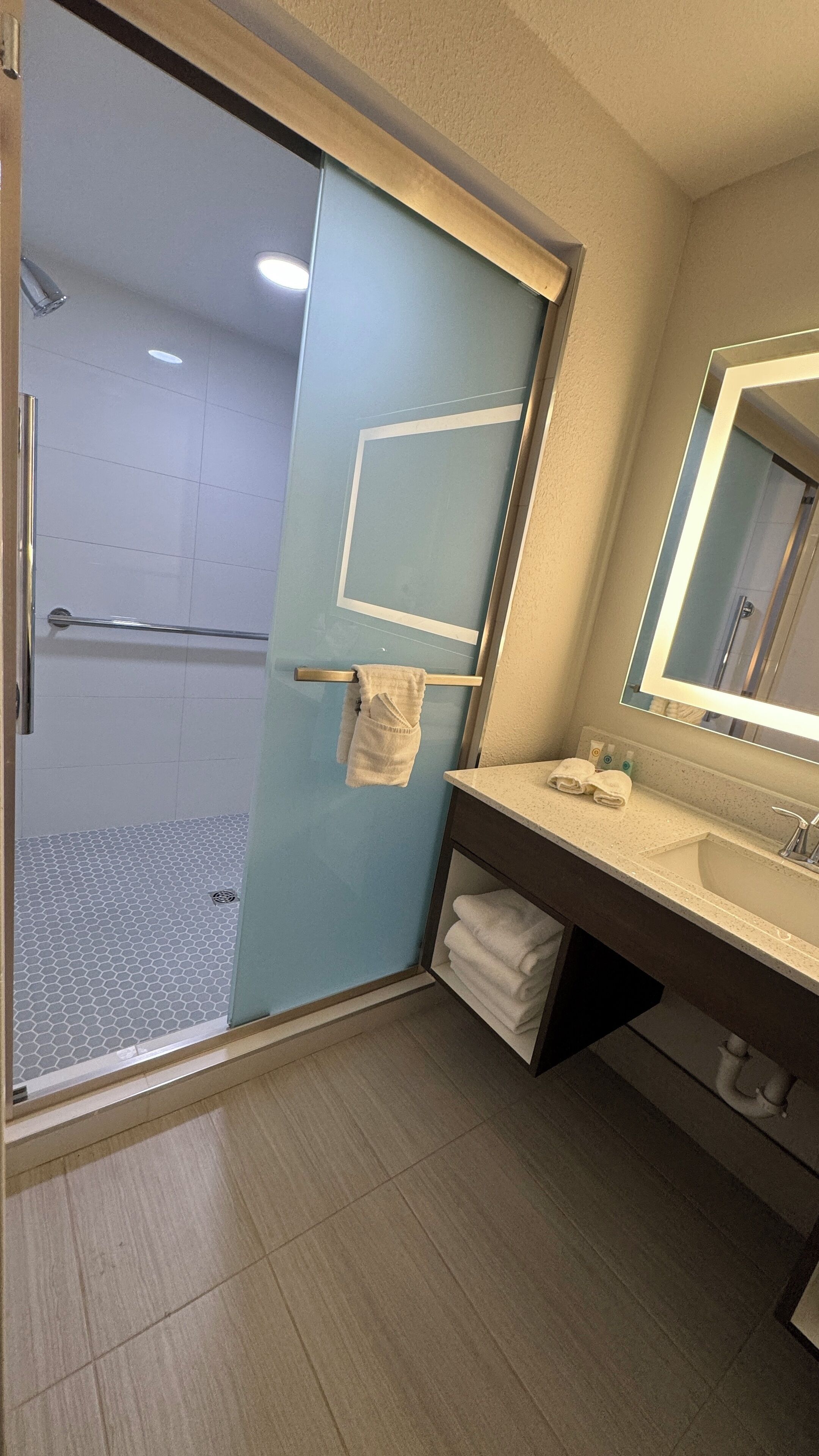 combined shower/bathtub, free toiletries, hair dryer, slippers