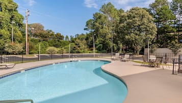 Una piscina al aire libre de temporada