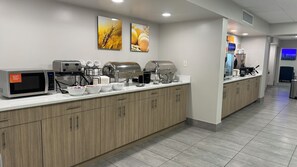 Tägliches inbegriffenes Frühstück zum Mitnehmen