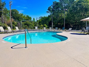 Una piscina al aire libre de temporada