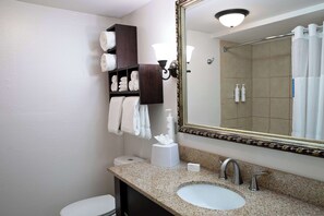 Combined shower/tub, free toiletries, hair dryer, towels