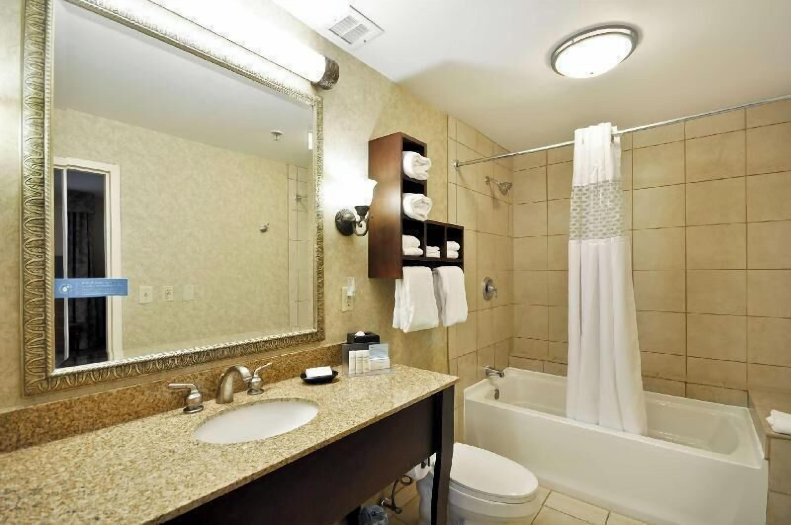 Bañera con ducha, artículos de tocador gratuitos, secador de pelo