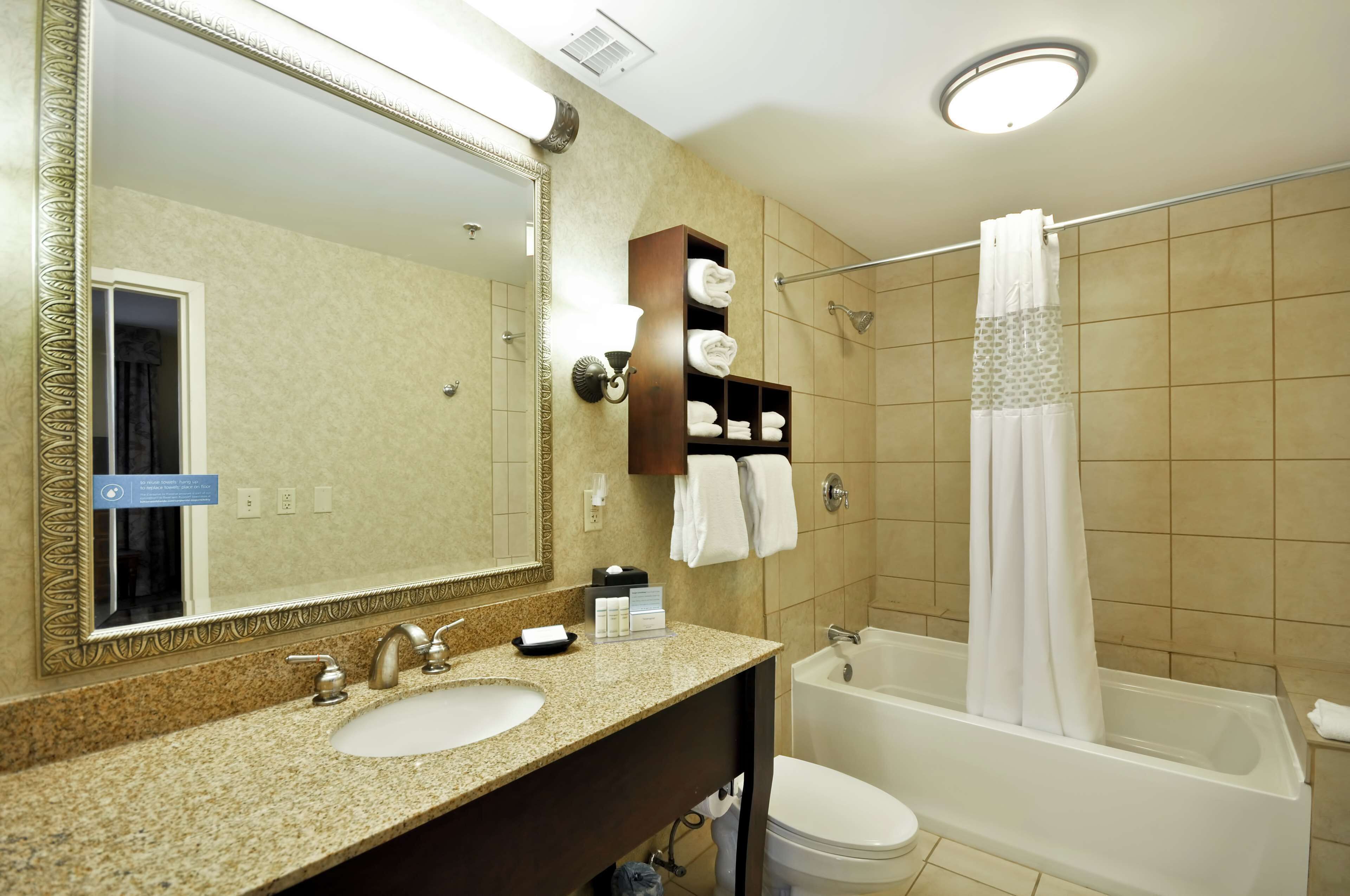 Bañera con ducha, artículos de tocador gratuitos, secador de pelo