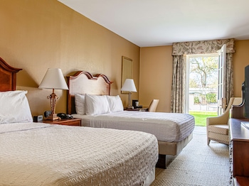 Room, 2 Queen Beds (Courtyard) | Blackout drapes, iron/ironing board, free cribs/infant beds, free WiFi at Hampton Inn Charleston-Historic District