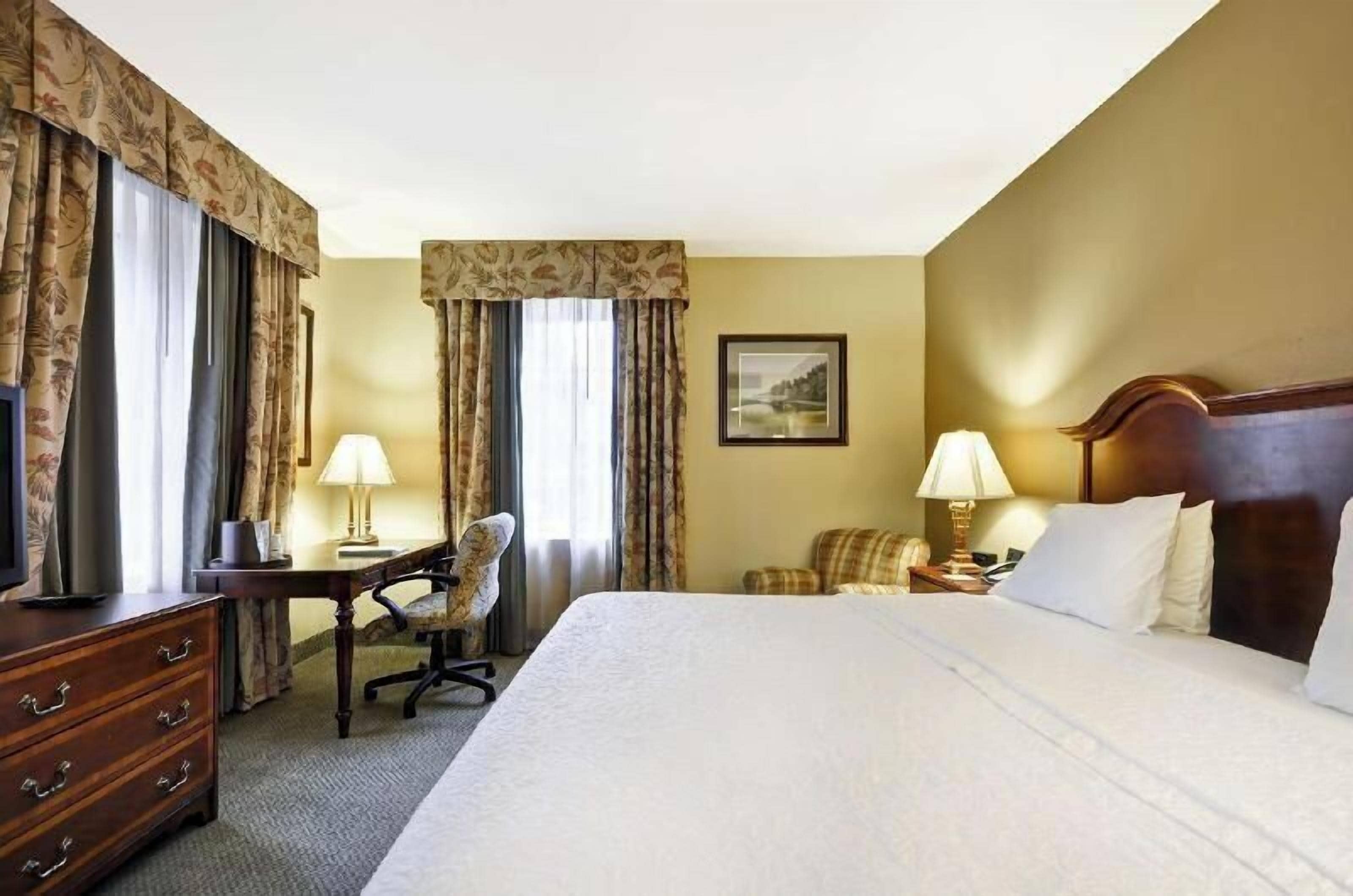 Cortinas blackout, tabla de planchar con plancha y cunas gratuitas 