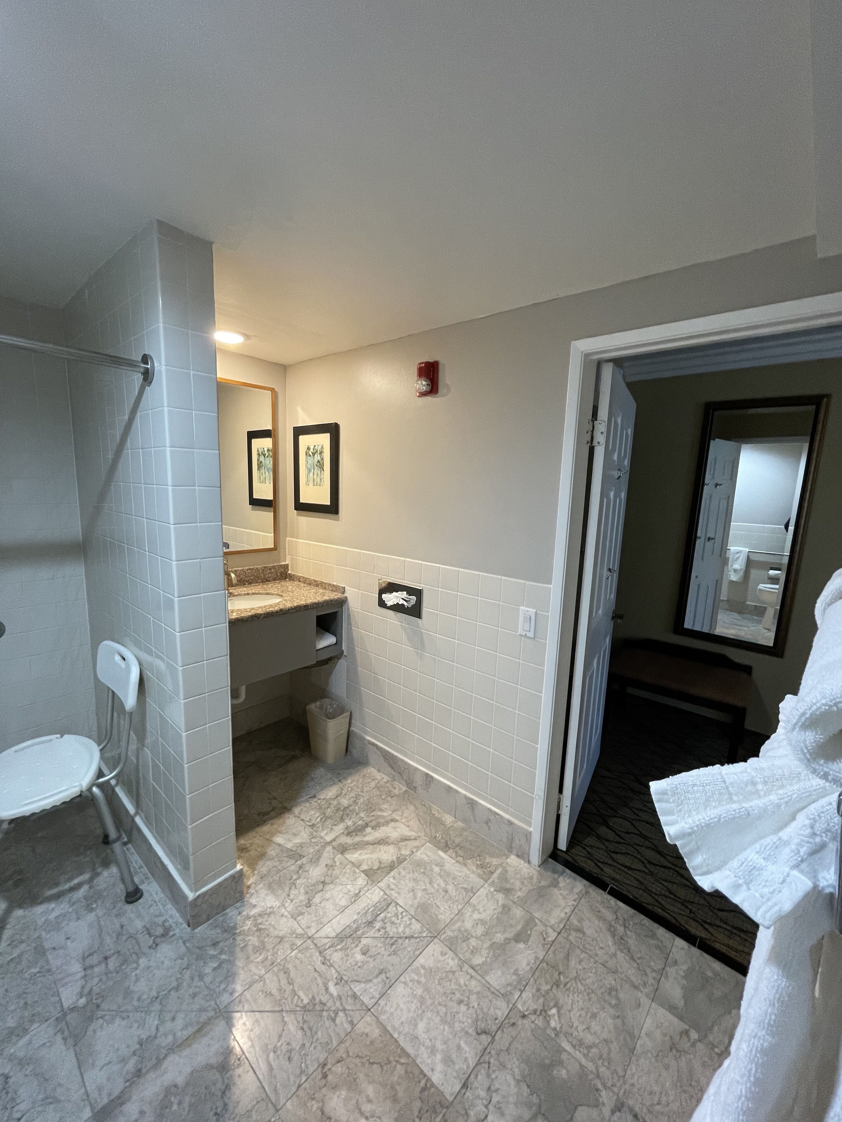 room, 1 king bed, non smoking | bathroom | free toiletries, hair dryer, towels, soap