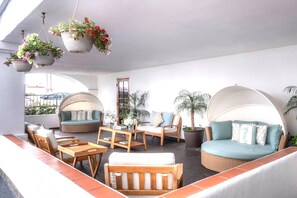 Outdoor pool, sun loungers - The Volare, an Ascend Collection Hotel (San Clemente)