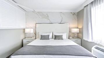 Luxe beddengoed, een kluis op de kamer, een bureau