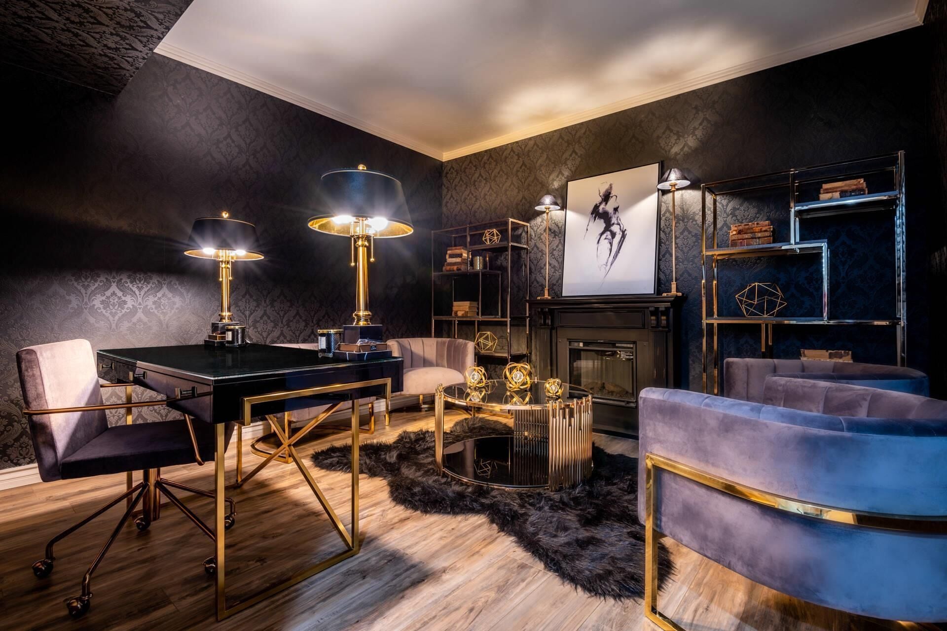 Ein modernes Wohnzimmer mit Schwarz-Gold-Farbgestaltung, ausgestattet mit einem runden Couchtisch, einer Couch, einem Esstisch mit Stühlen und dekorativen Lampen.