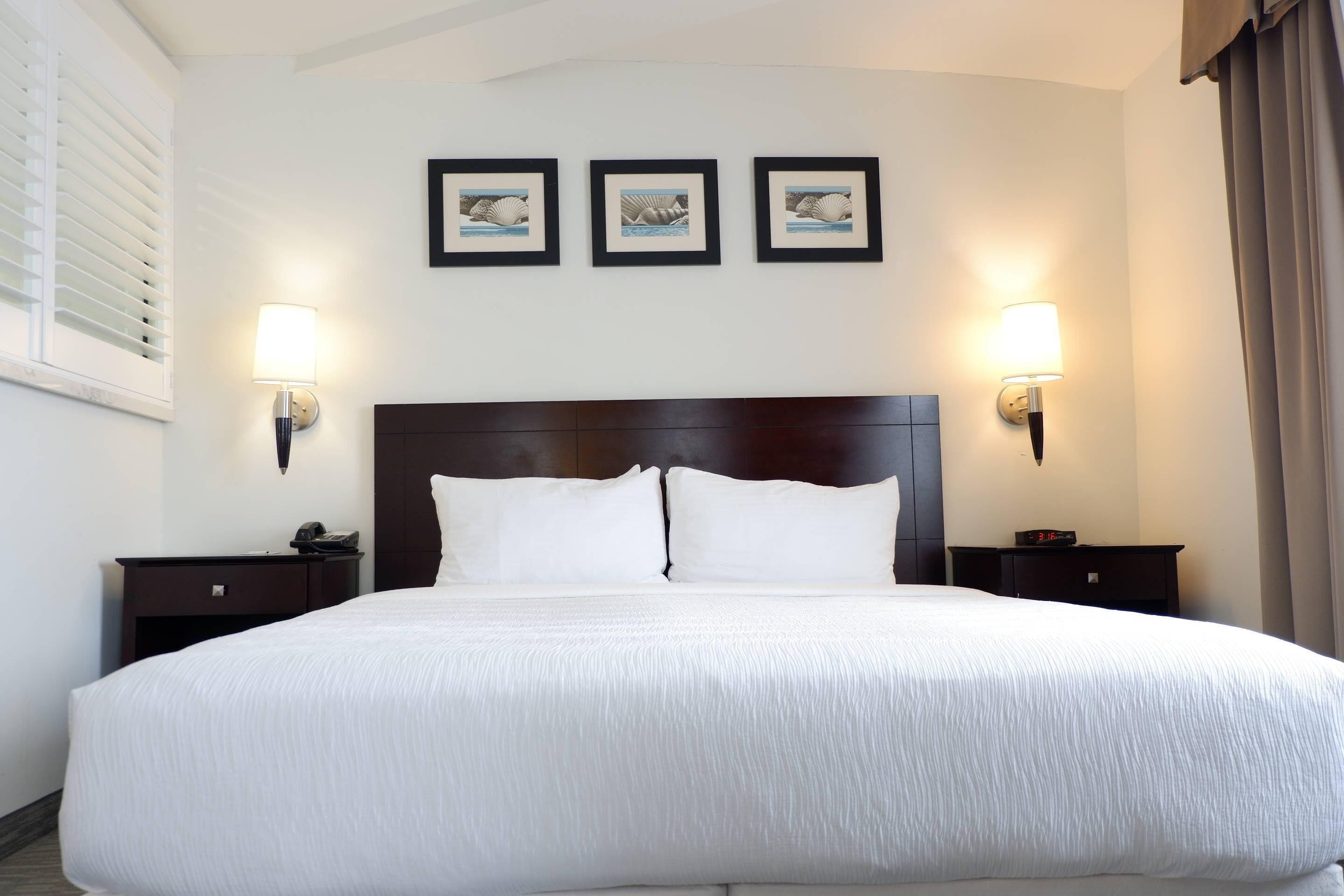 Superior Suite, 1 King Bed with Hot Tub, Ocean View, Non Smoking | Ylelliset vuodevaatteet, tallelokero huoneessa, työpöytä