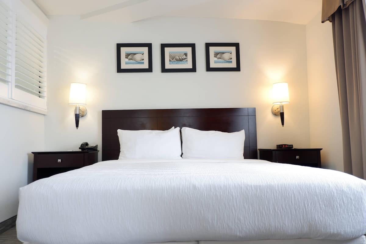 Superior Suite, 1 King Bed with Hot Tub, Ocean View, Non Smoking | Ylelliset vuodevaatteet, tallelokero huoneessa, työpöytä