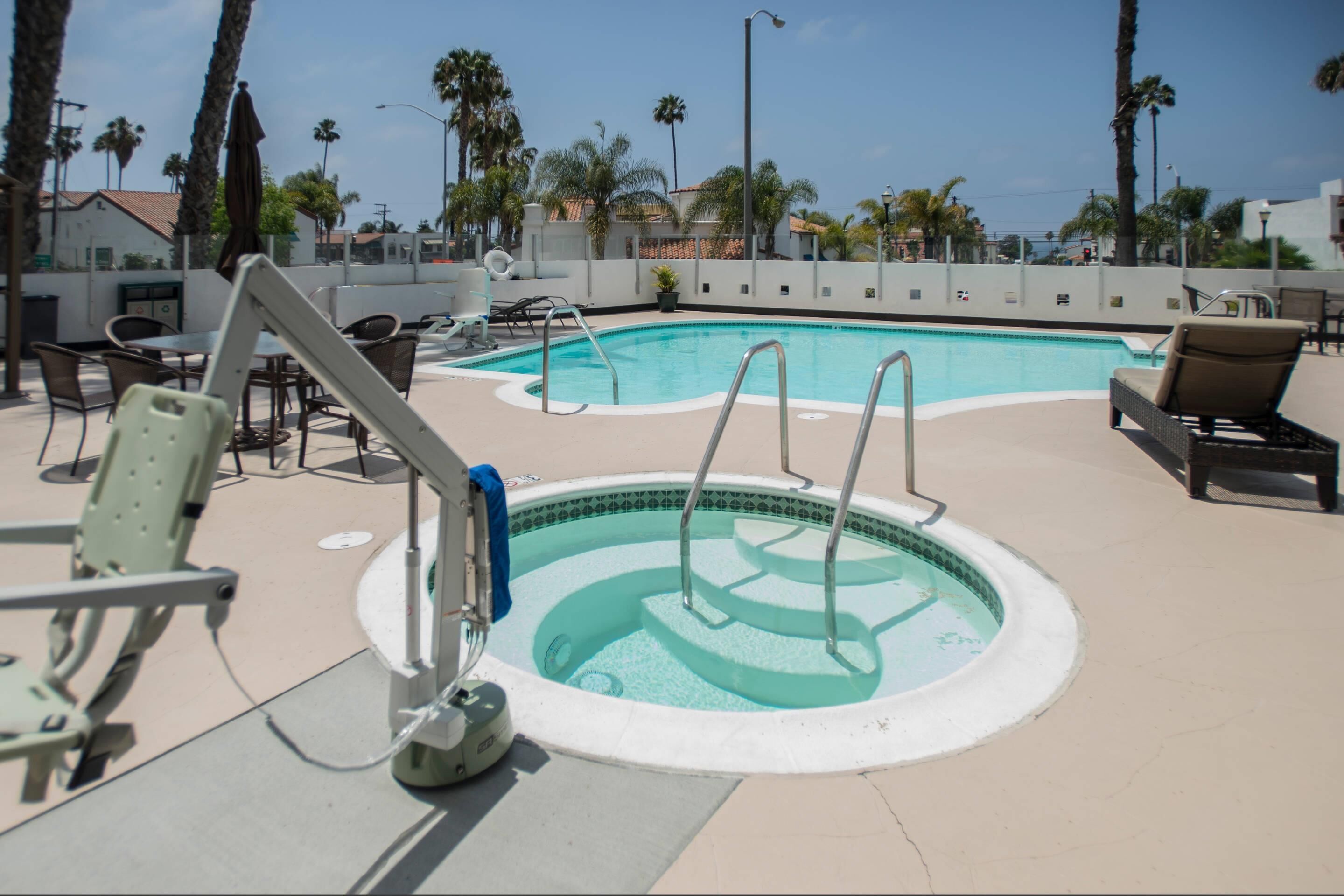 Piscine extérieure, chaises longues