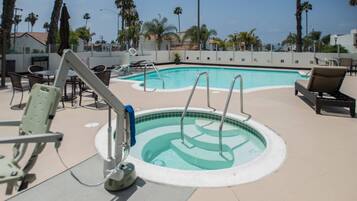 Piscine extérieure, chaises longues