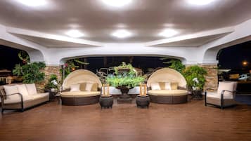 Una piscina al aire libre, sillones reclinables de piscina