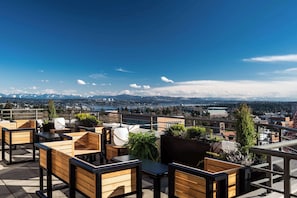 Lunch, dinner, brunch served; American cuisine, alfresco dining