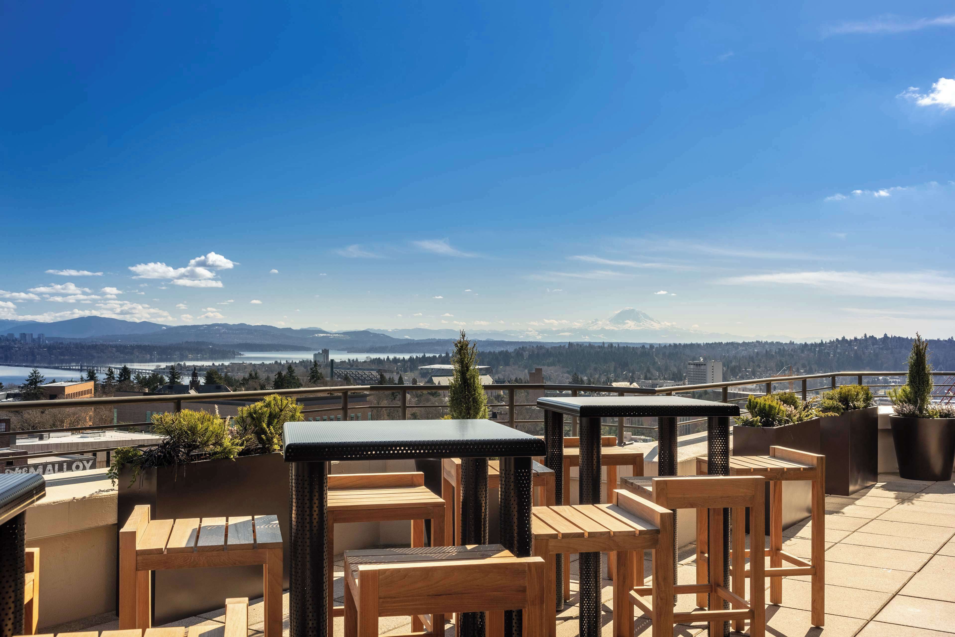 lunch, dinner, brunch served; american cuisine, al fresco dining