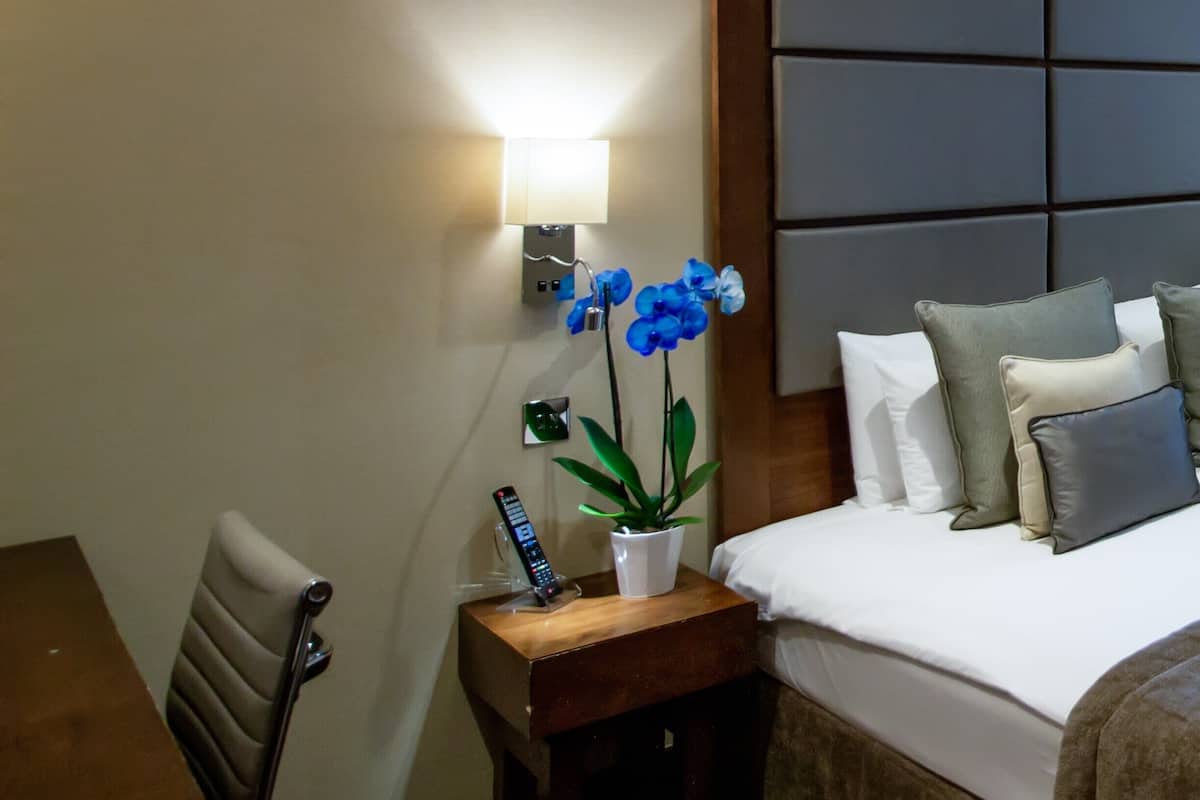 Superior Single Room | Hypo-allergenic bedding, in-room safe, individually furnished, desk