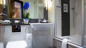 Combined shower/tub, free toiletries, hair dryer, towels - Rochester Hotel by Blue Orchid (London)