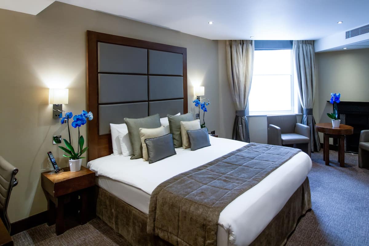 Hypo-allergenic bedding, in-room safe, individually furnished, desk
