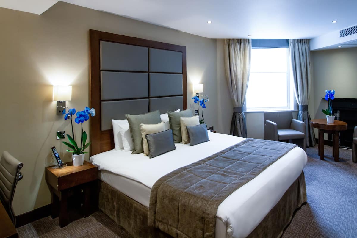 Hypo-allergenic bedding, in-room safe, individually furnished, desk