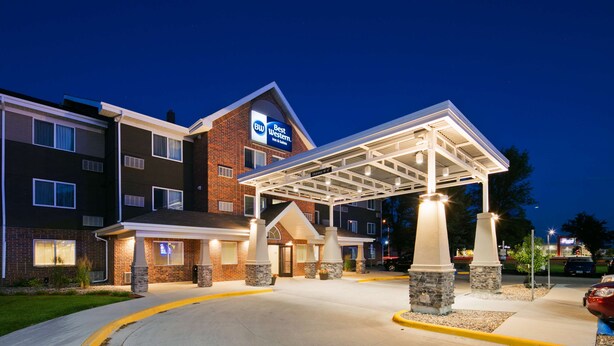 A hotel with a covered entrance, multiple windows, and a clear sign for Best Western Inn & Suites.