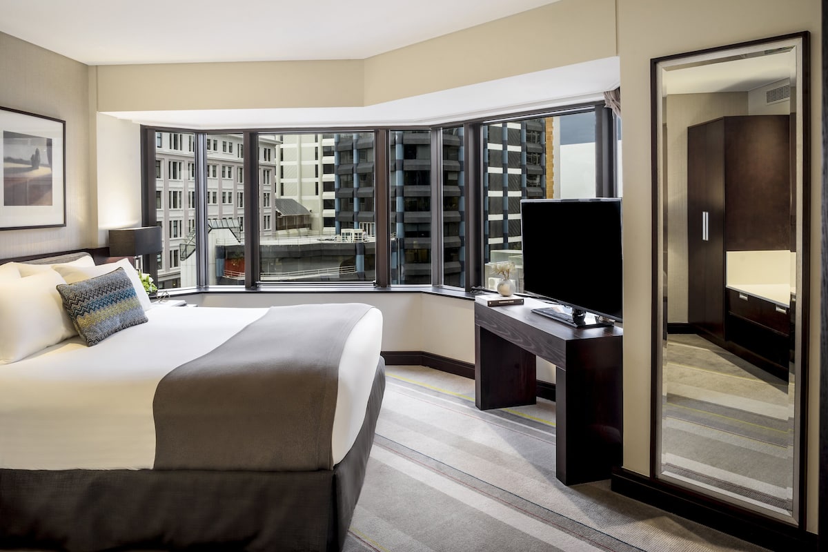 Premium bedding, down duvets, minibar, in-room safe