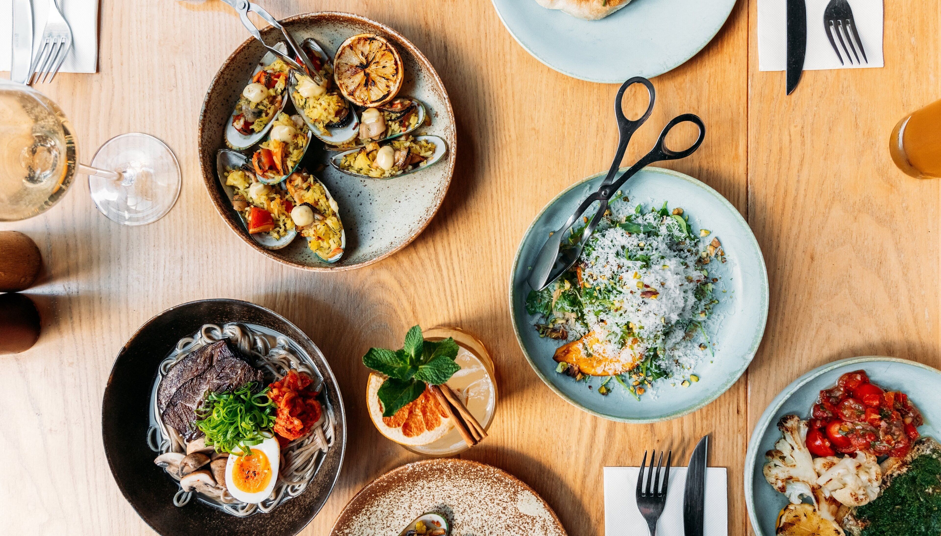 2 restauranter: frokost, lunsj, middag og brunsj serveres